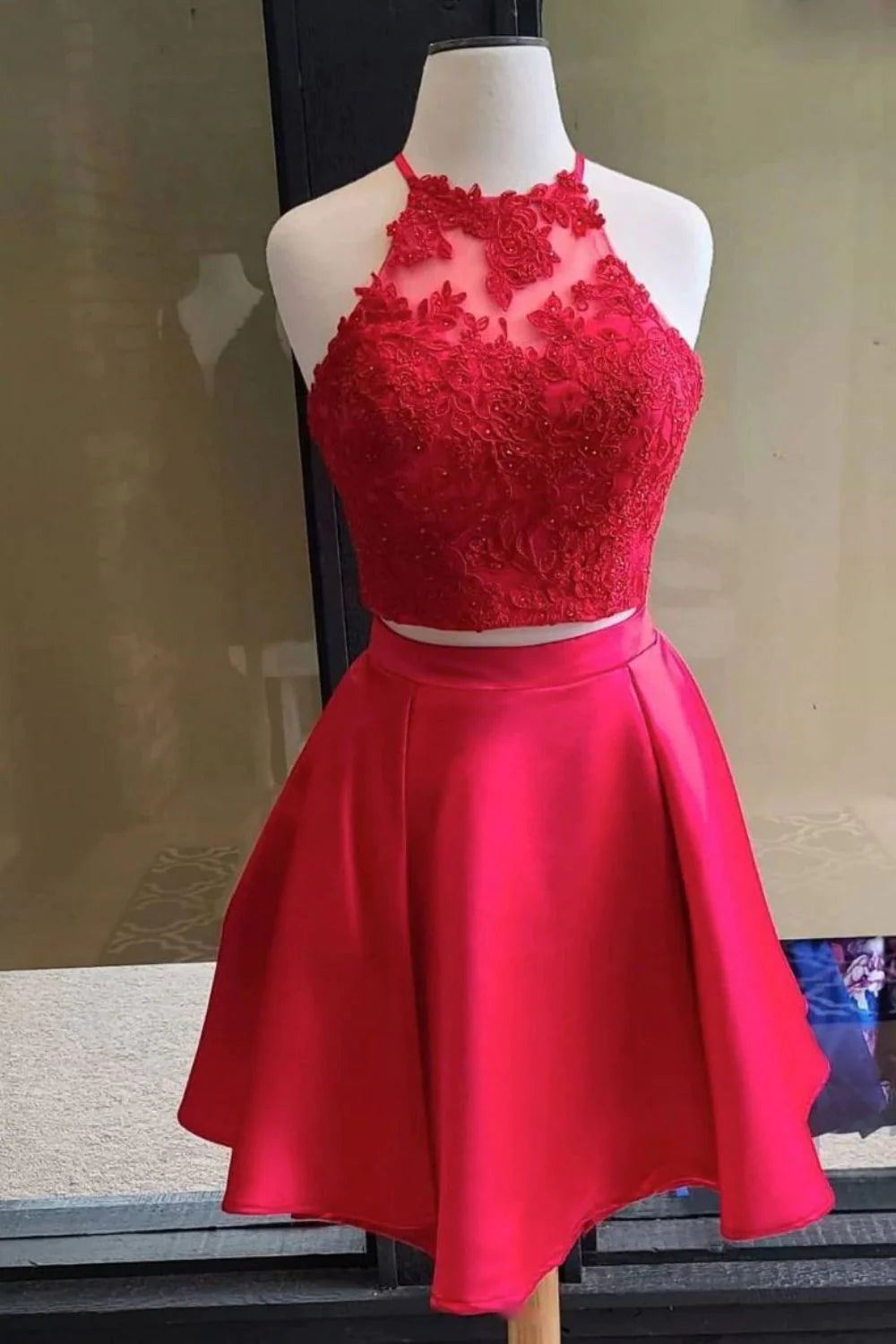 Vestido de fiesta con escote halter, encaje y cuentas en la parte superior