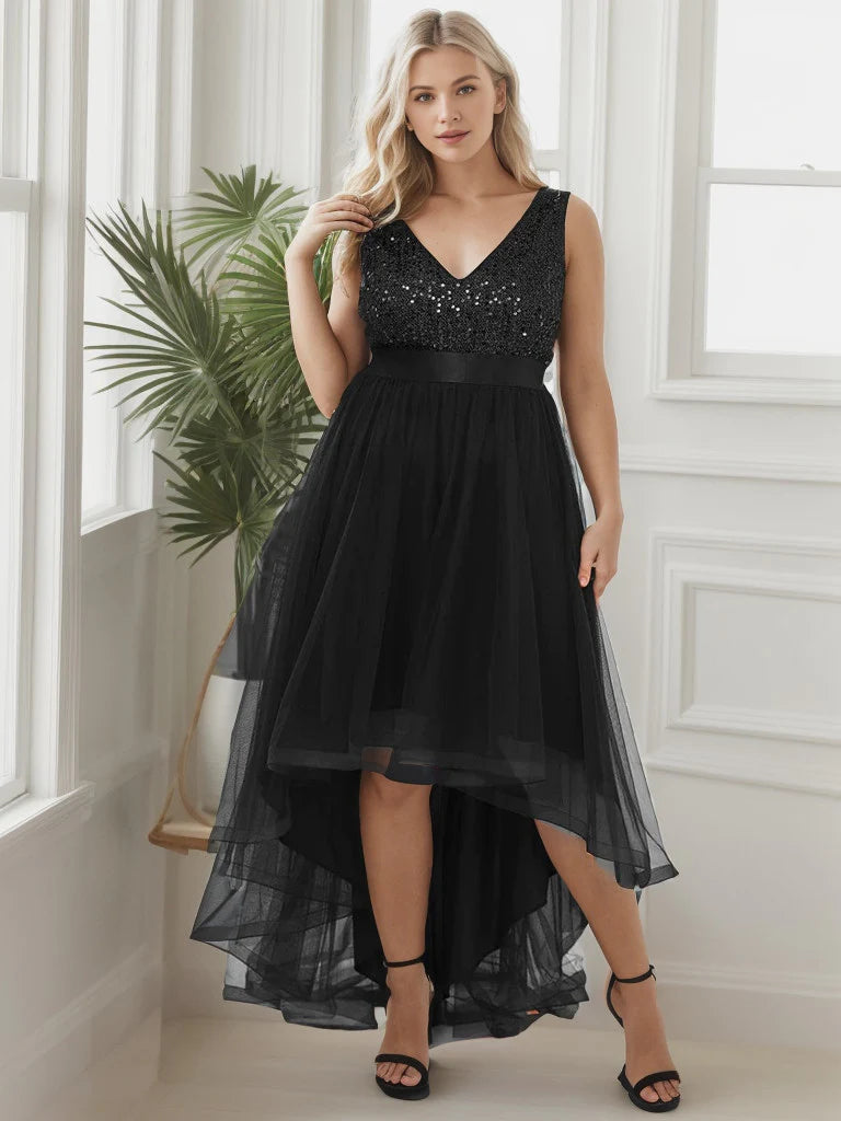 Ärmelloses Abendkleid in Übergröße mit Pailletten, Taillenband und Tüll