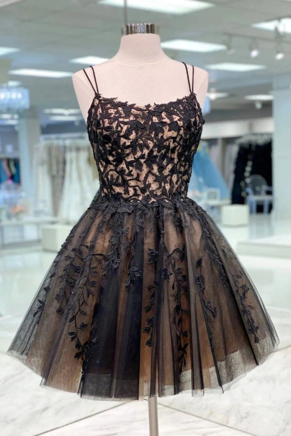 Vestido de fiesta negro de corte A con tirantes finos y apliques