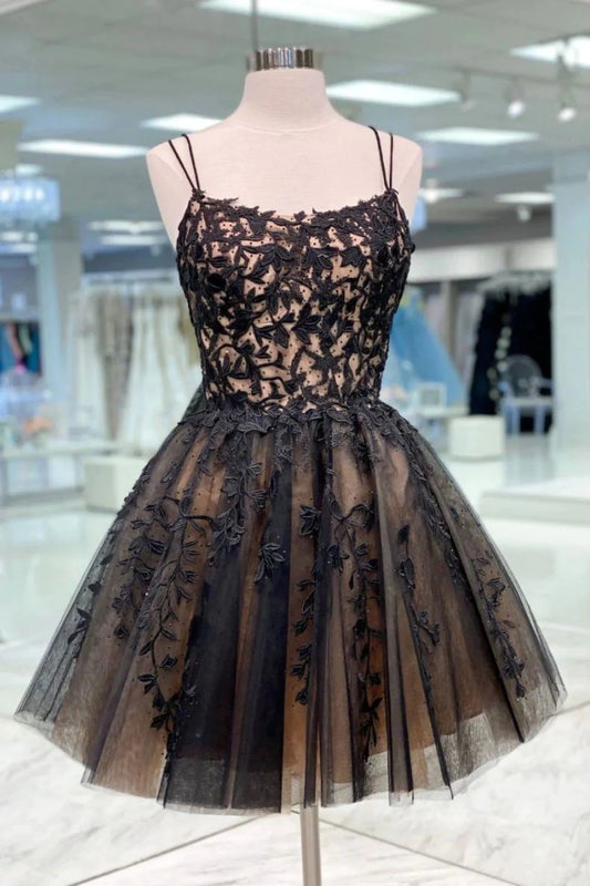 Vestido de fiesta negro de corte A con tirantes finos y apliques
