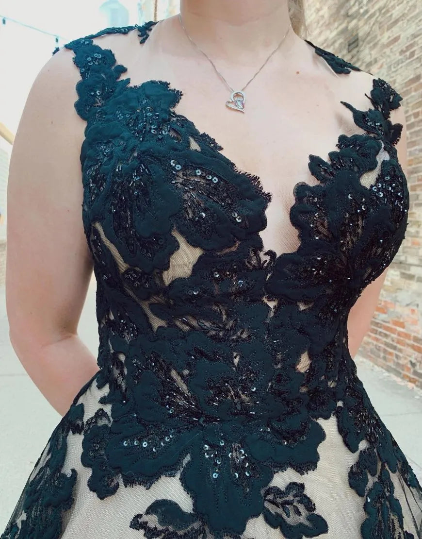 Schwarzes Champagner-Brautkleid mit offenem Rücken und Hofschleppe und Applikationen 