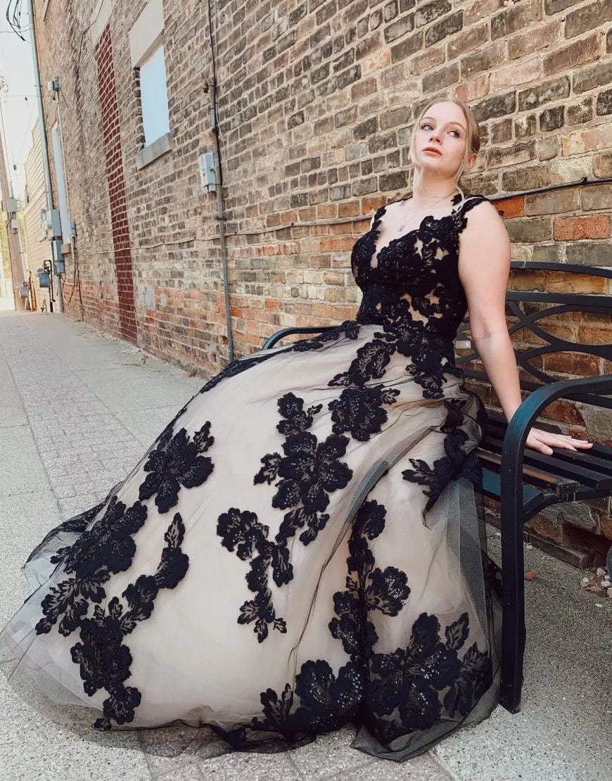 Schwarzes Champagner-Brautkleid mit offenem Rücken und Hofschleppe und Applikationen 