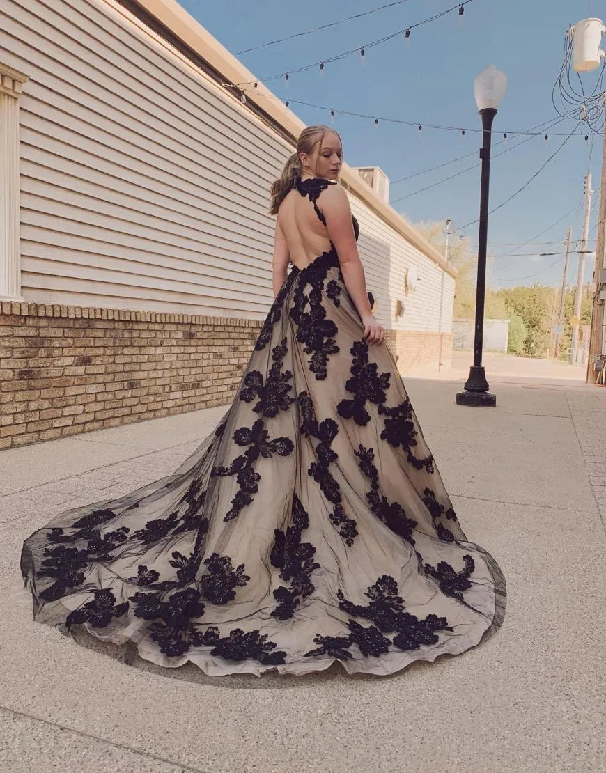 Schwarzes Champagner-Brautkleid mit offenem Rücken und Hofschleppe und Applikationen 