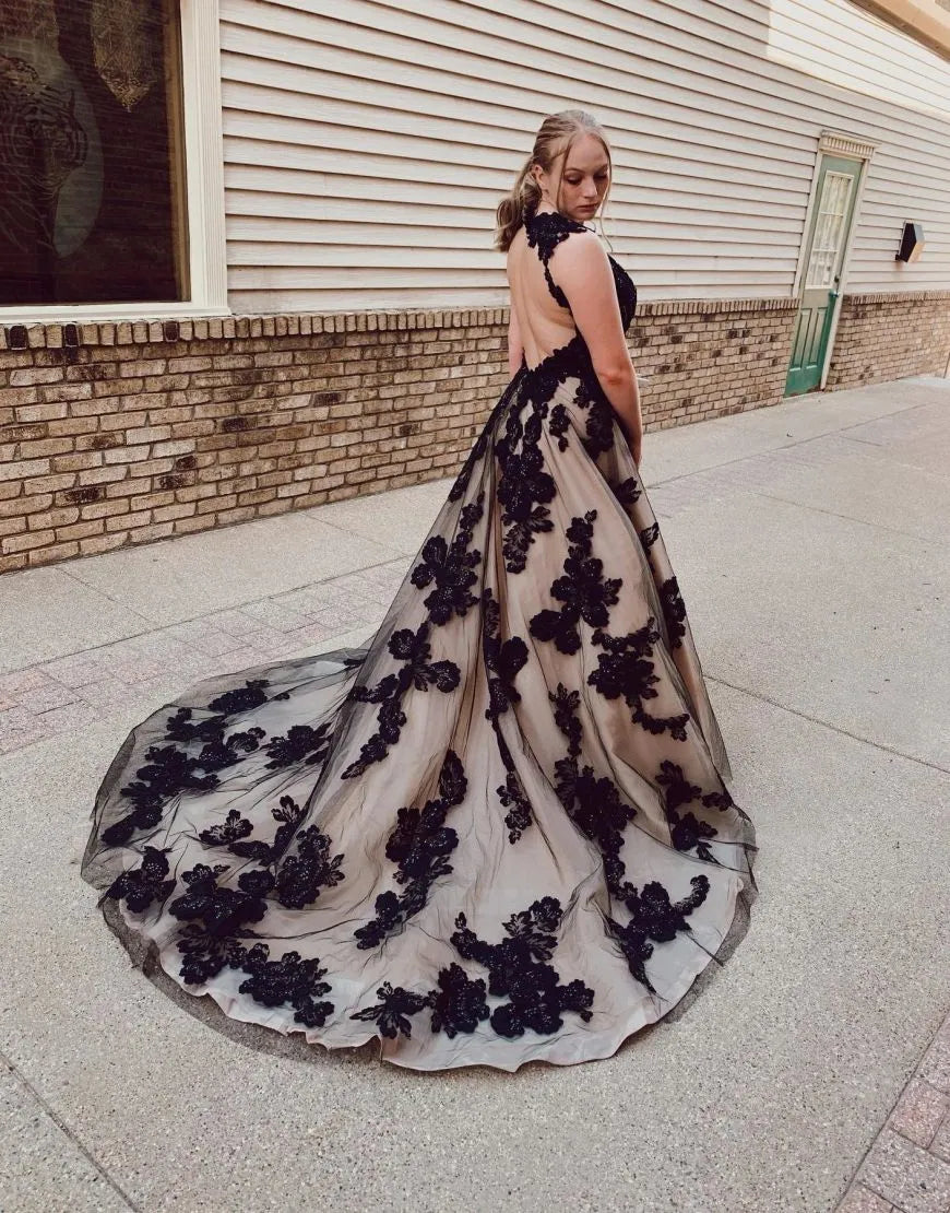 Schwarzes Champagner-Brautkleid mit offenem Rücken und Hofschleppe und Applikationen 