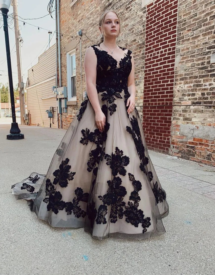 Schwarzes Champagner-Brautkleid mit offenem Rücken und Hofschleppe und Applikationen 