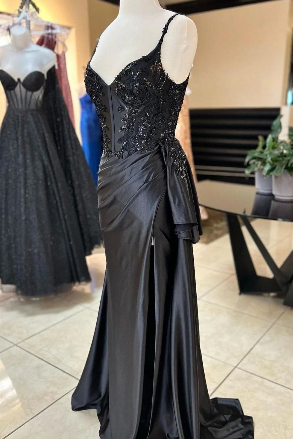 Vestido de fiesta largo de satén con tirantes finos y corte sirena