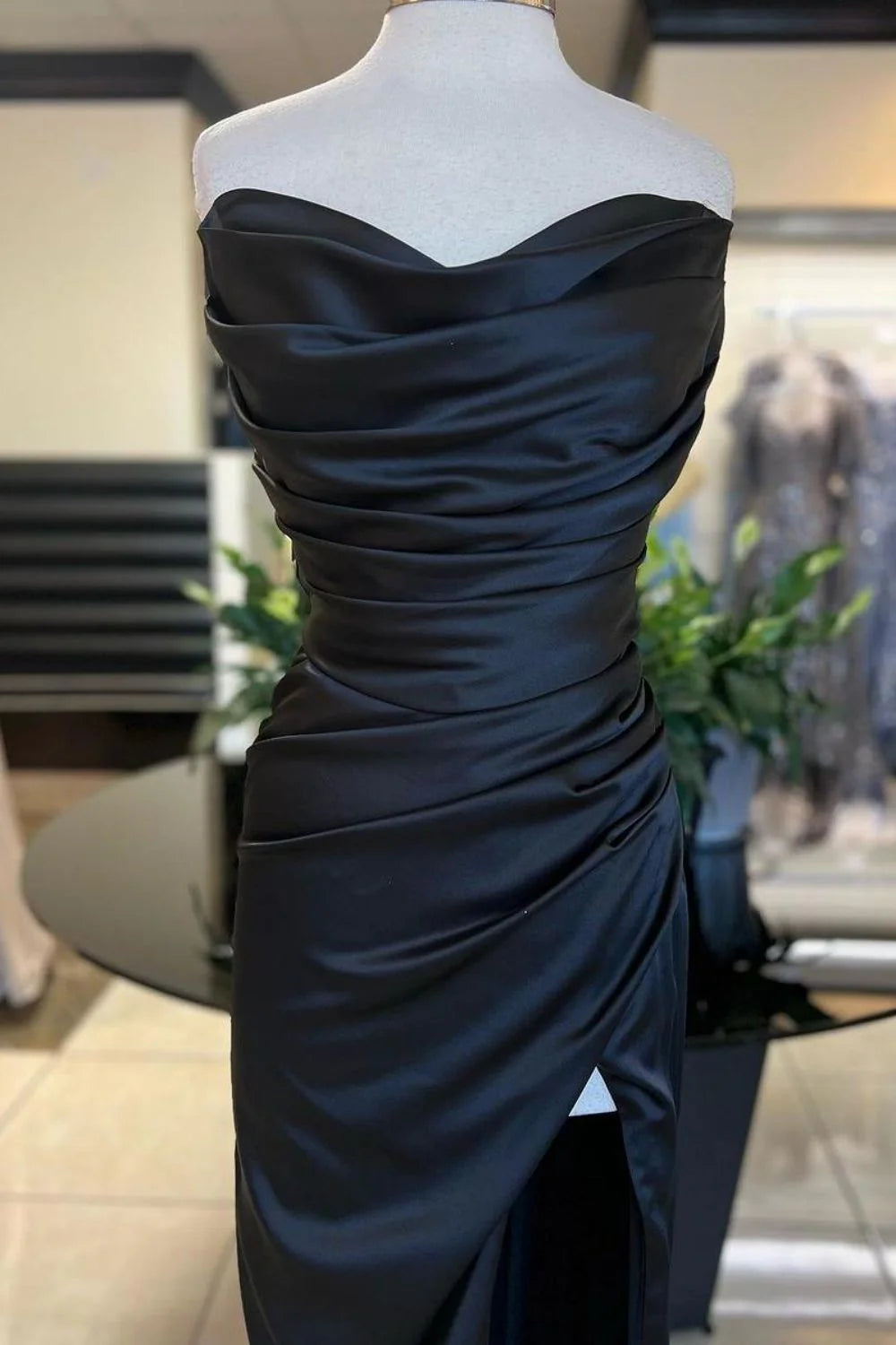 Vestido de fiesta largo de satén sin tirantes y corte sirena con abertura
