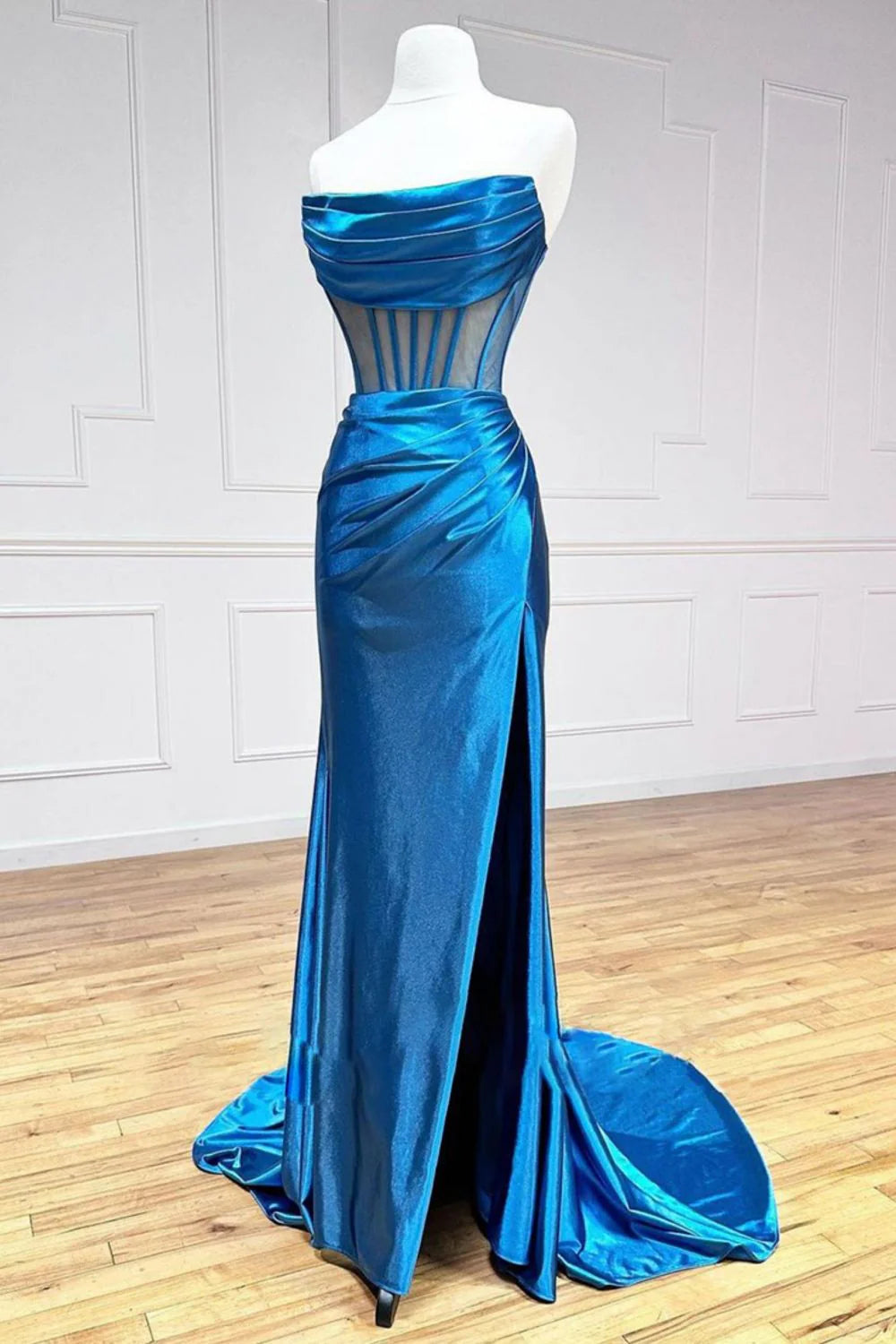 Vestido de fiesta de satén con cola larga y corte sirena sin tirantes