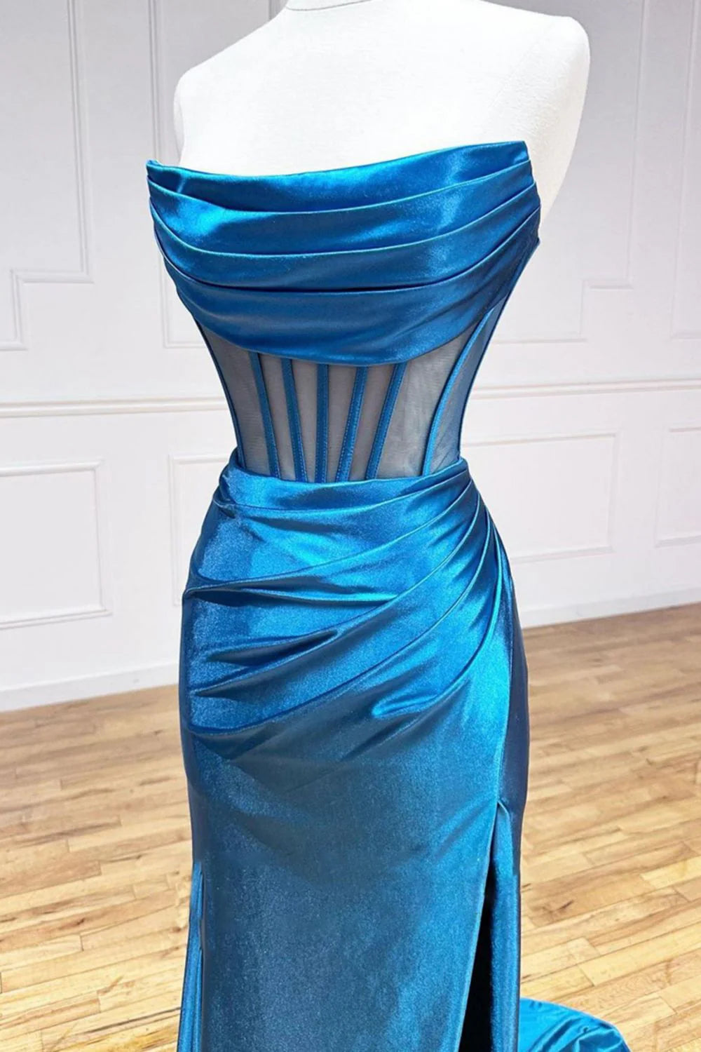 Vestido de fiesta de satén con cola larga y corte sirena sin tirantes