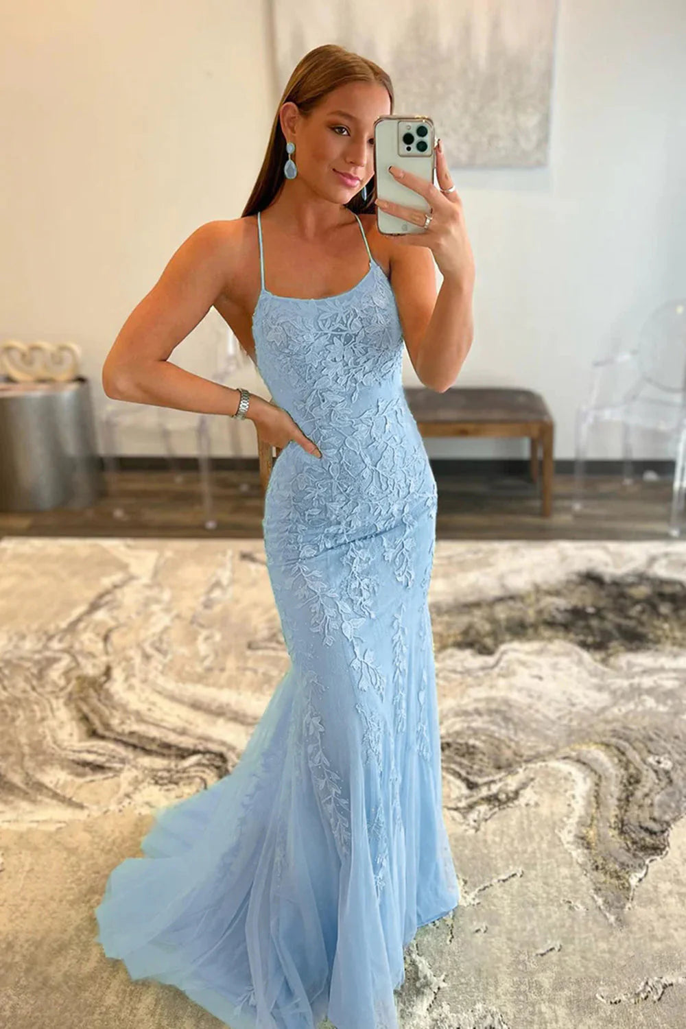 Vestido de fiesta de encaje con tirantes finos y corte sirena