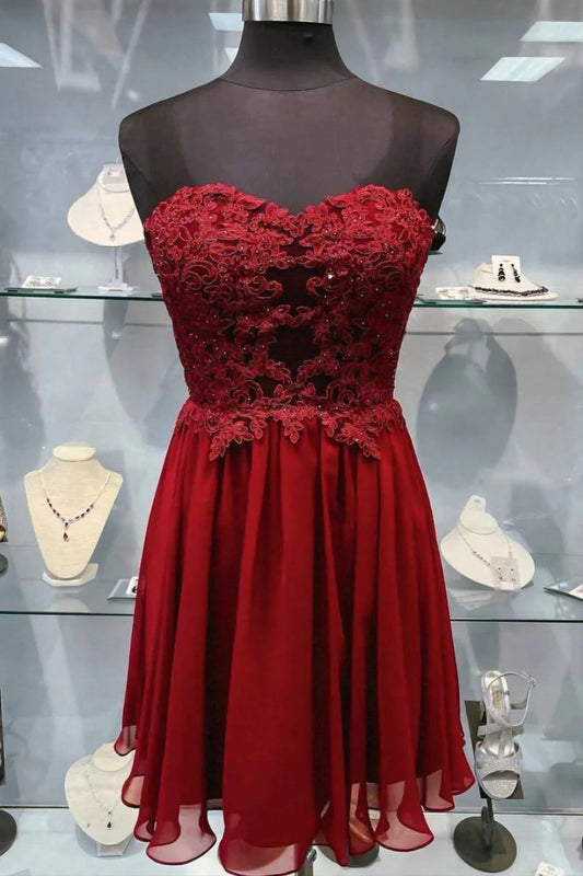 Vestido de fiesta corto burdeos de corte A con escote en forma de corazón y apliques de lentejuelas