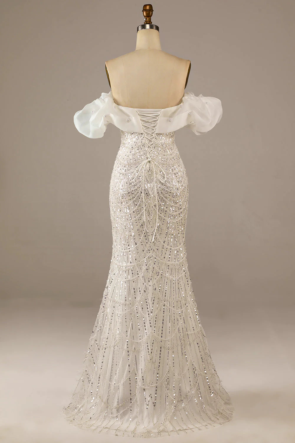 Glitzerndes, elfenbeinfarbenes, bodenlanges Brautkleid im Meerjungfrauenstil mit Pailletten