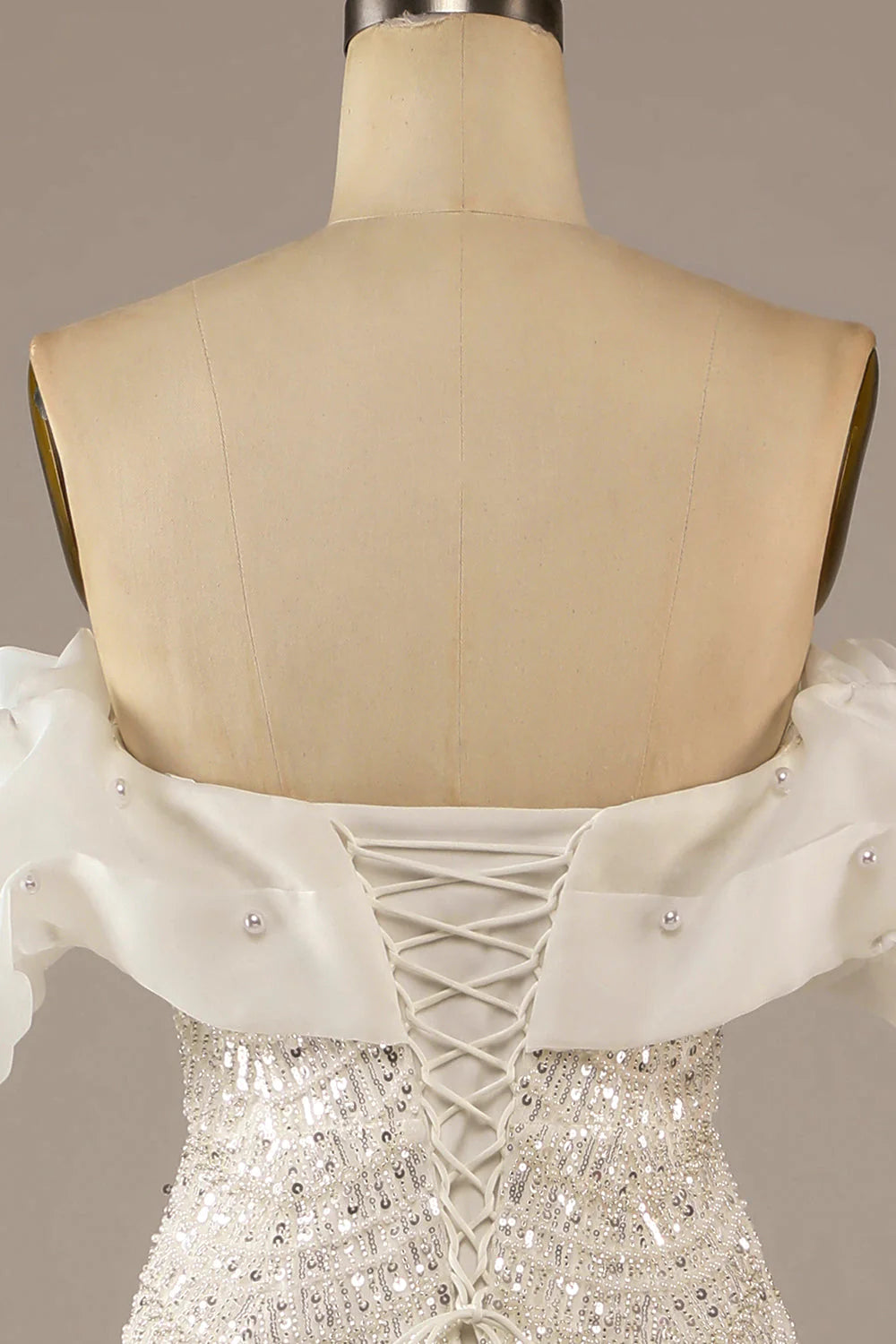 Glitzerndes, elfenbeinfarbenes, bodenlanges Brautkleid im Meerjungfrauenstil mit Pailletten