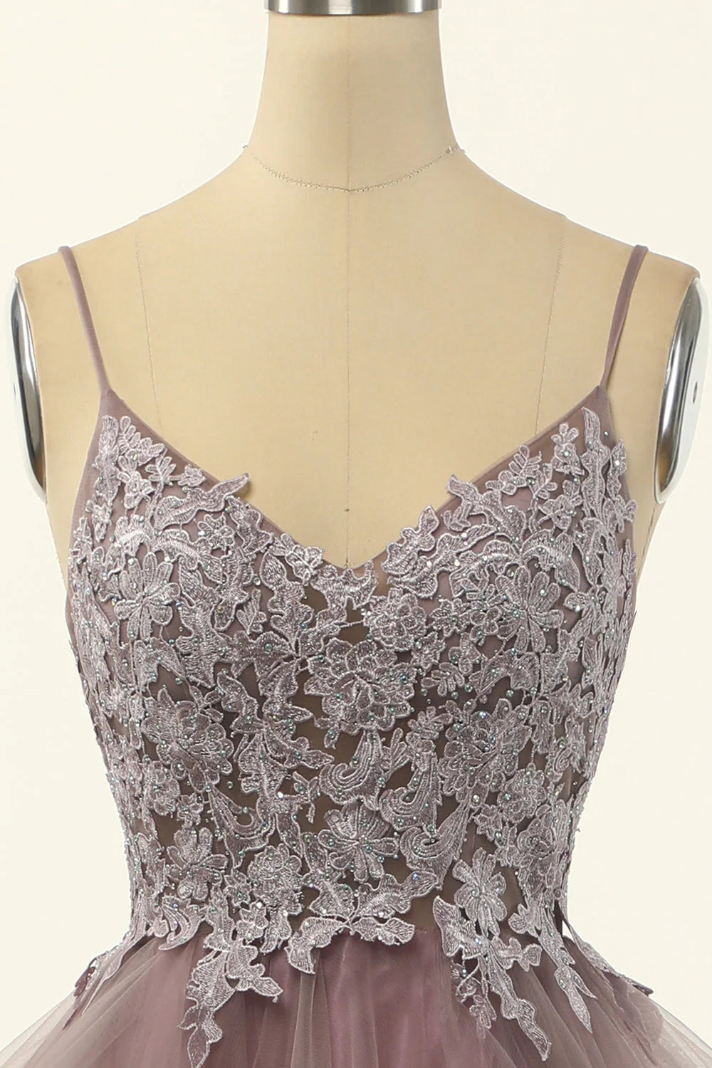 Vestido de fiesta con apliques de tul