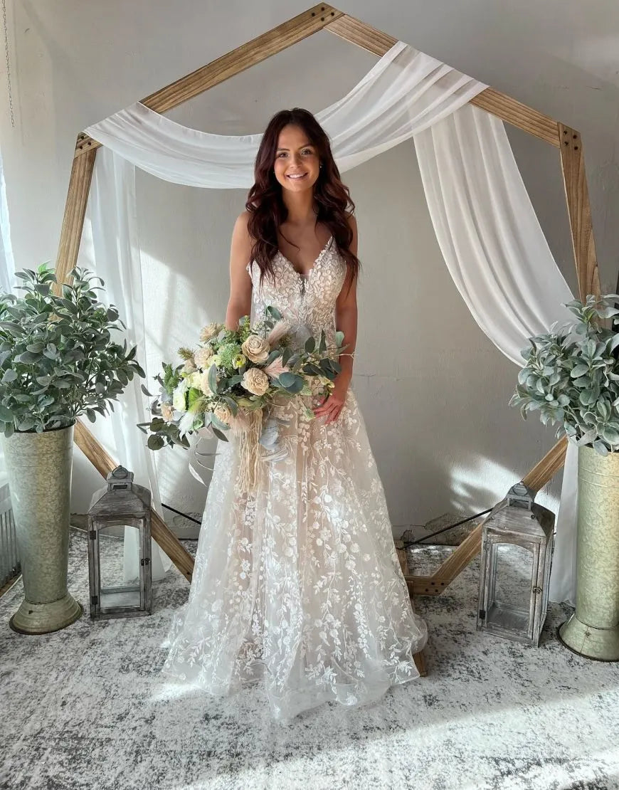 Champagnerfarbenes A-Linien-Brautkleid mit Spaghettiträgern und Schlüsselloch-Rücken 