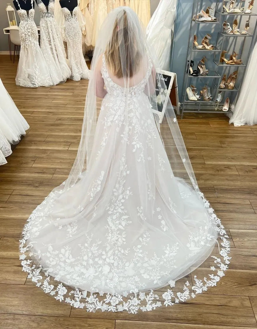 Champagnerfarbenes A-Linien-Brautkleid mit V-Ausschnitt und Applikationen in Übergröße 