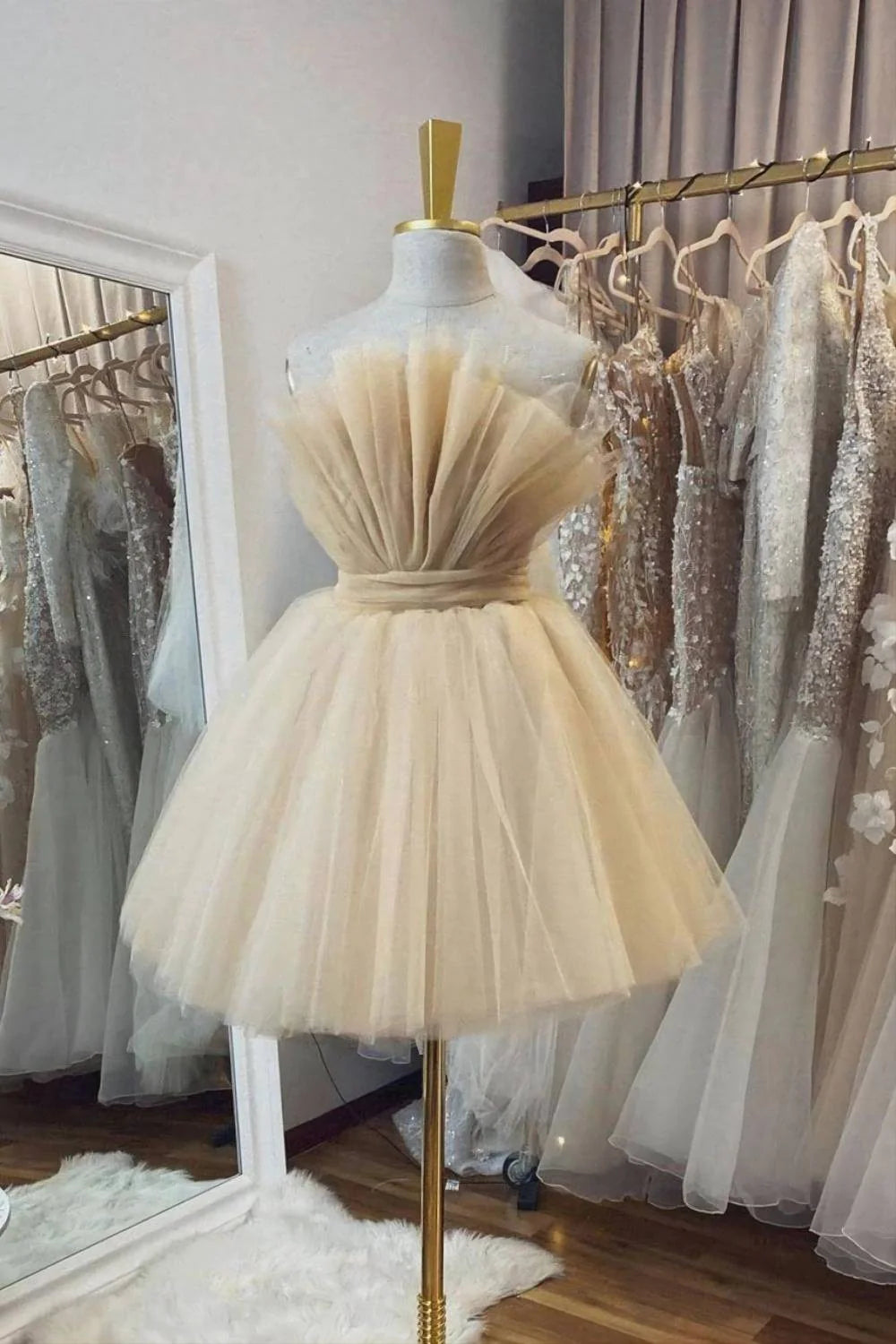 Vestido corto de tul color champán para fiesta de bienvenida con lazo en la espalda