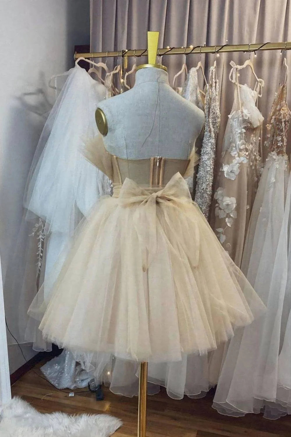 Vestido corto de tul color champán para fiesta de bienvenida con lazo en la espalda
