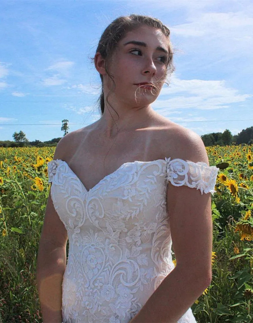 Klassisches A-Linien-Brautkleid mit schulterfreier Hofschleppe und Applikationen 