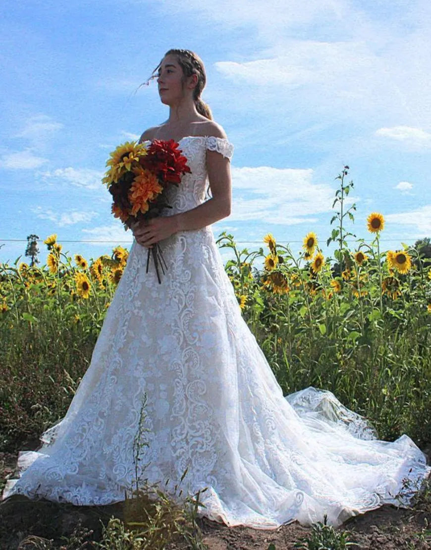 Klassisches A-Linien-Brautkleid mit schulterfreier Hofschleppe und Applikationen 