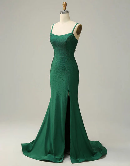 A-Linien-Ballkleid mit Spaghettiträgern und Korsettrücken und Schlitz