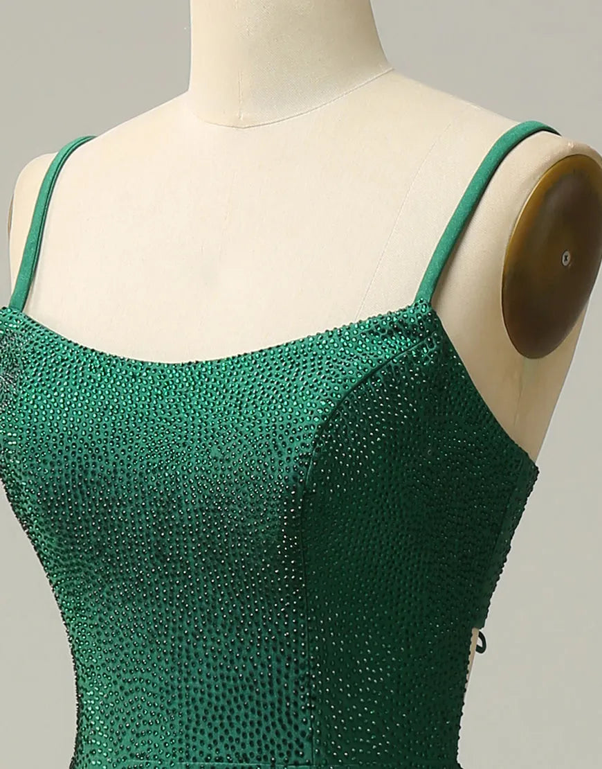 Vestido de fiesta con escote tipo corsé, tirantes finos y abertura en la espalda.