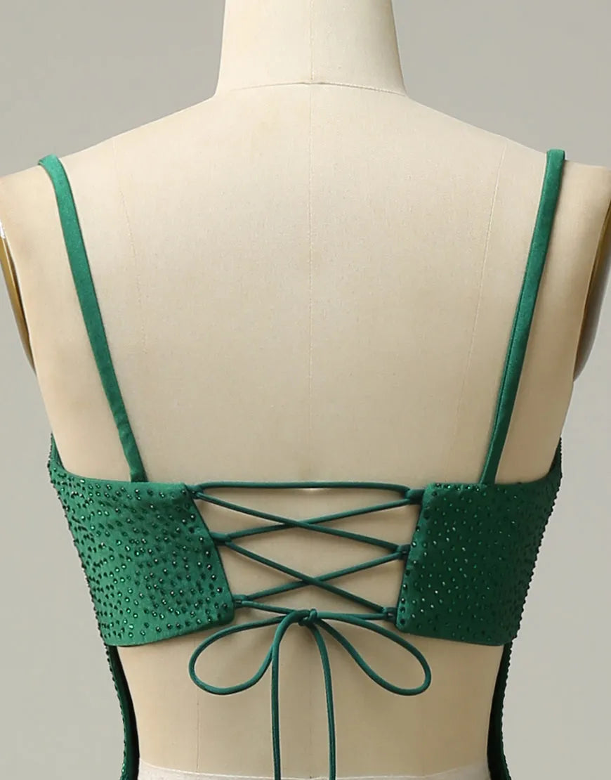 Vestido de fiesta con escote tipo corsé, tirantes finos y abertura en la espalda.