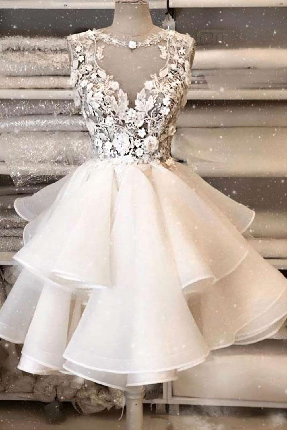 Elegante vestido de fiesta con escote ilusión en forma de A y volantes con apliques