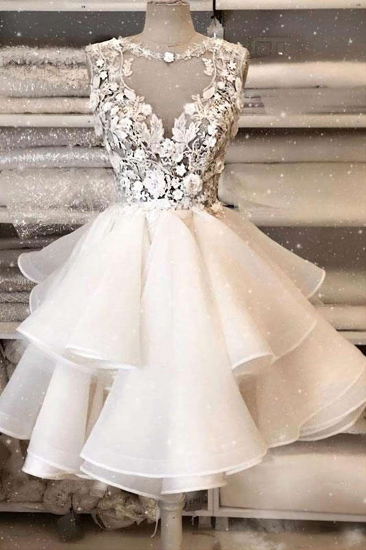 Elegante vestido de fiesta con escote ilusión en forma de A y volantes con apliques