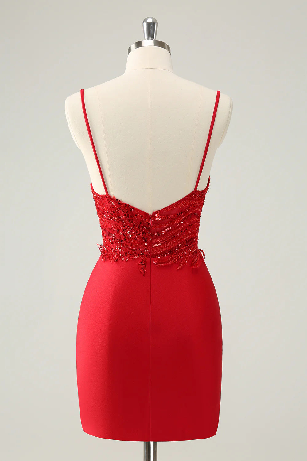 Vestido de fiesta ajustado con tirantes finos y lentejuelas brillantes