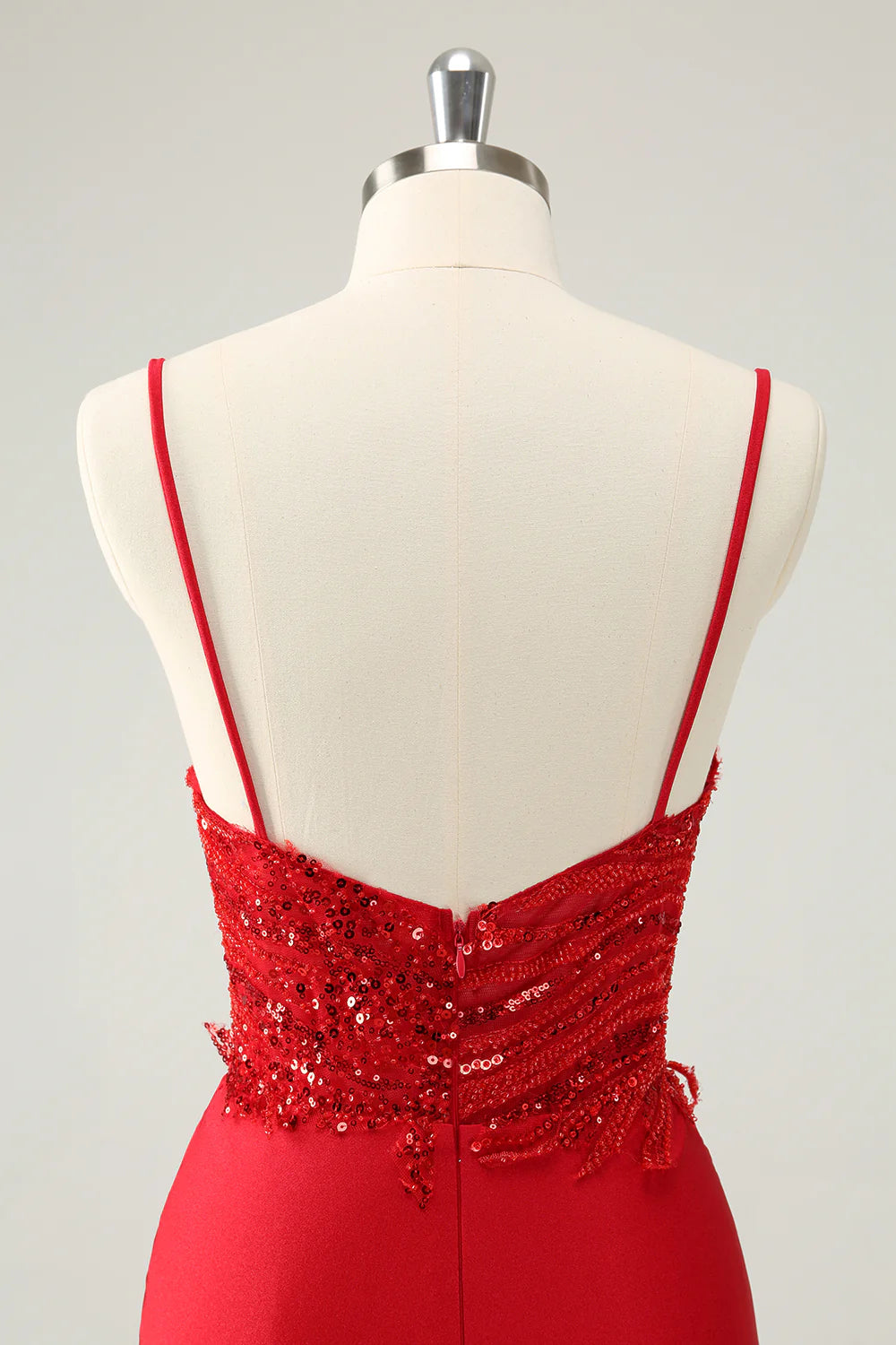 Vestido de fiesta ajustado con tirantes finos y lentejuelas brillantes