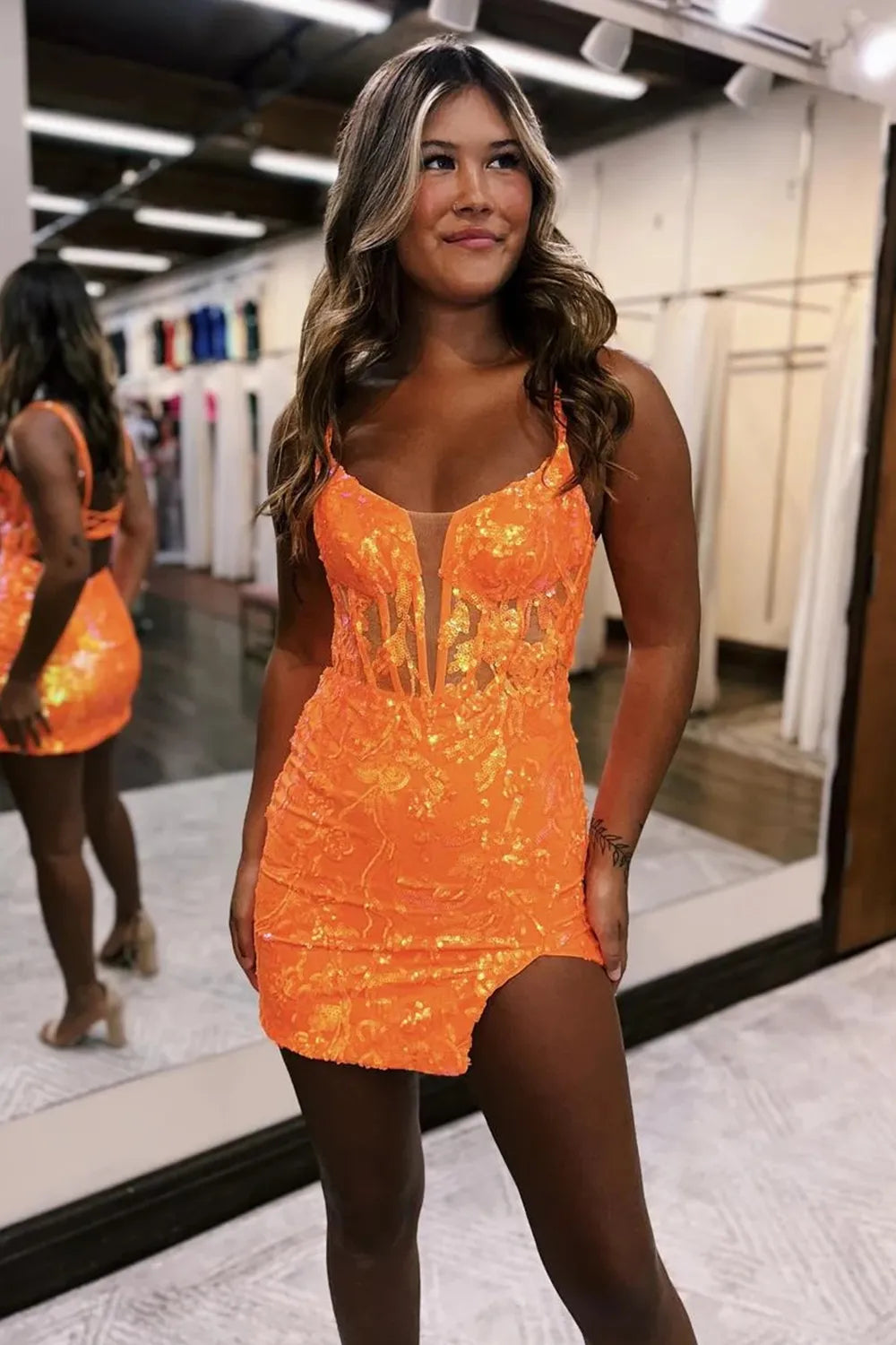 Vestido de fiesta ajustado con lentejuelas y tirantes finos