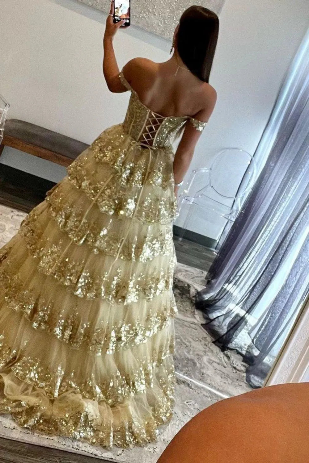 Elegante vestido de fiesta de encaje brillante con hombros descubiertos