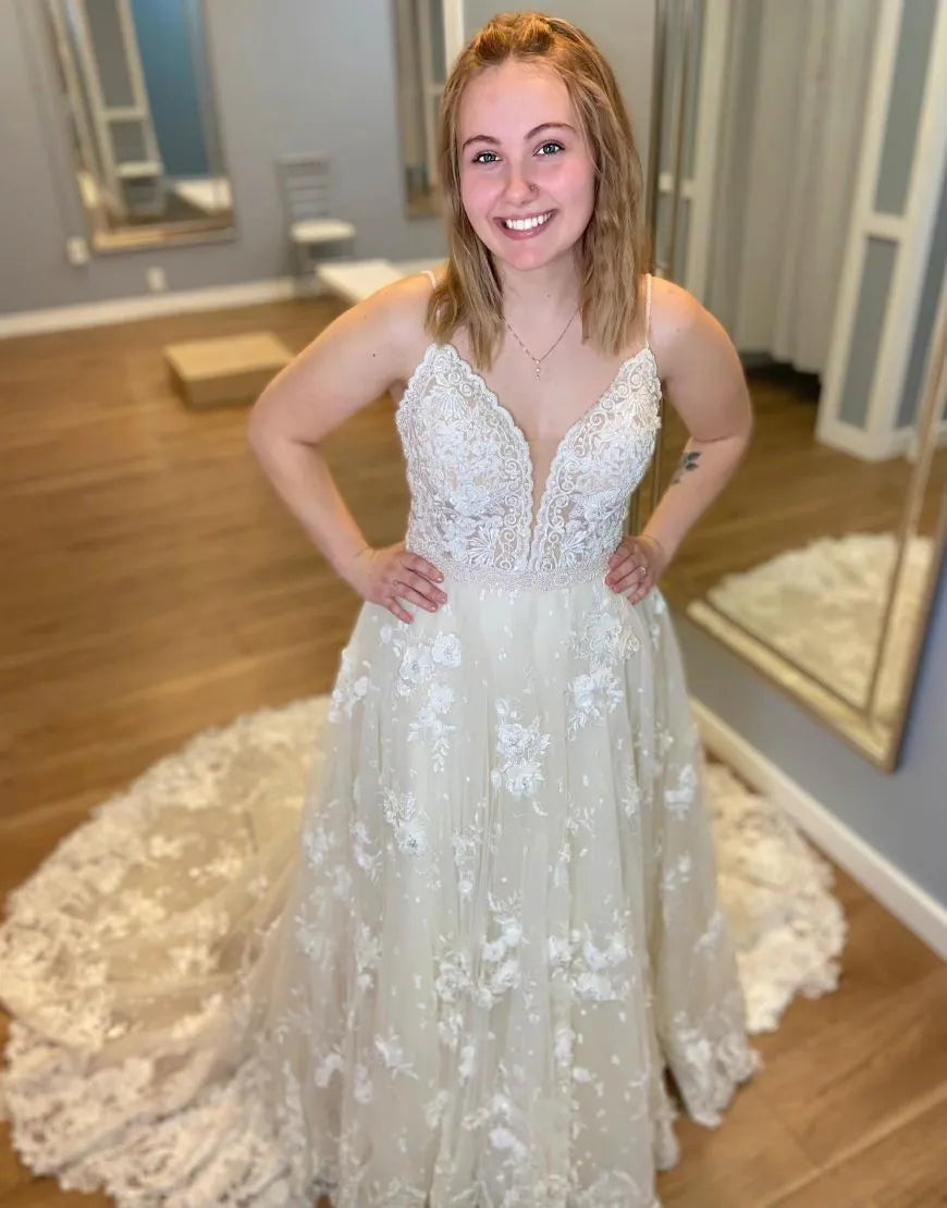 Wunderschönes A-Linien-Brautkleid mit Spaghettiträgern, offenem Rücken und Applikationen 