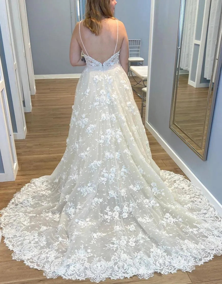 Wunderschönes A-Linien-Brautkleid mit Spaghettiträgern, offenem Rücken und Applikationen 