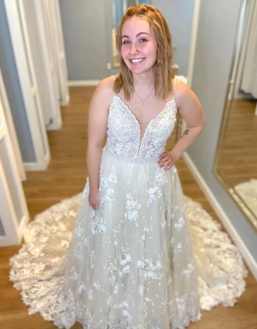 Wunderschönes A-Linien-Brautkleid mit Spaghettiträgern, offenem Rücken und Applikationen 