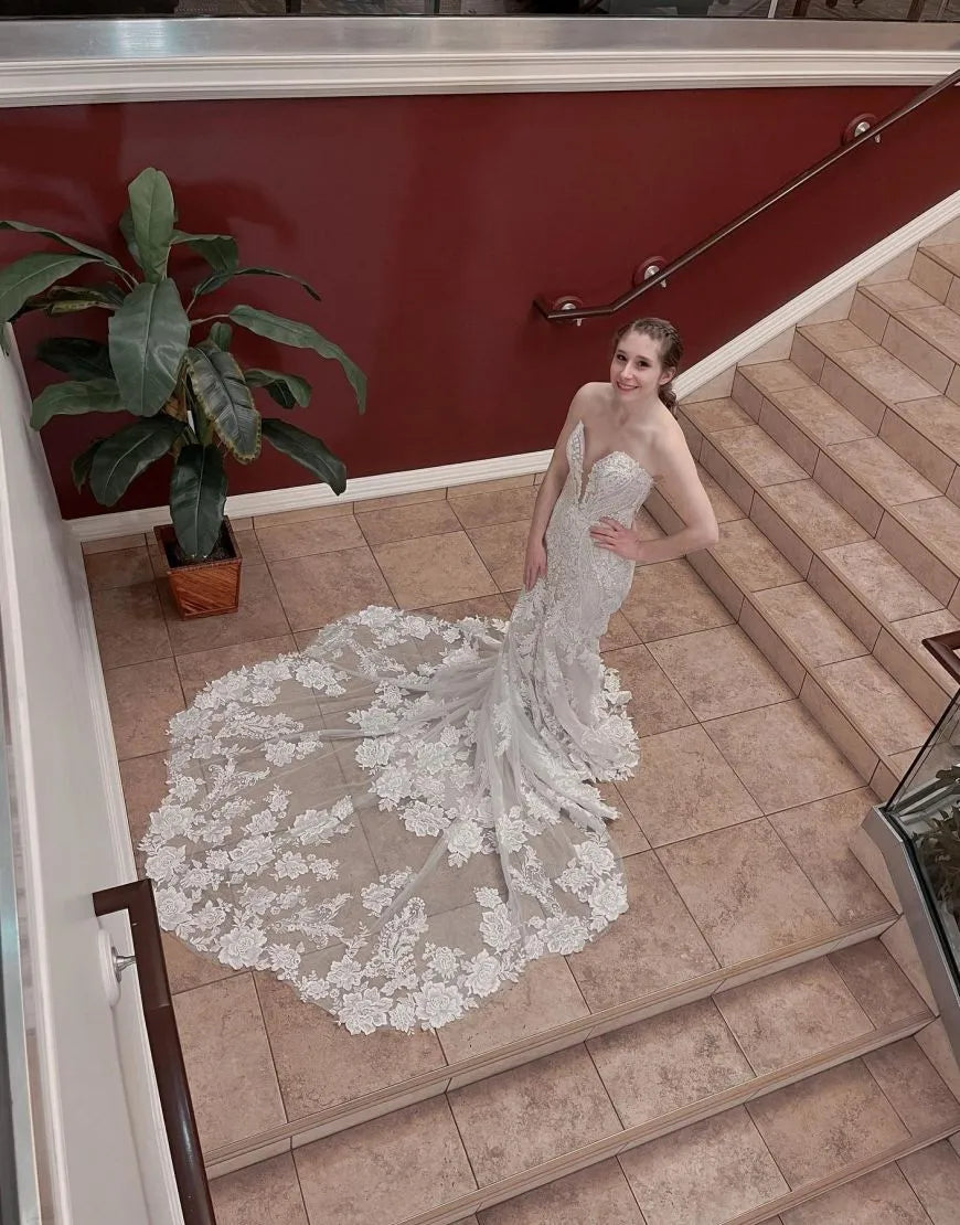 Wunderschönes Meerjungfrau-Brautkleid ohne Träger und Kapellenschleppe mit Applikationen 