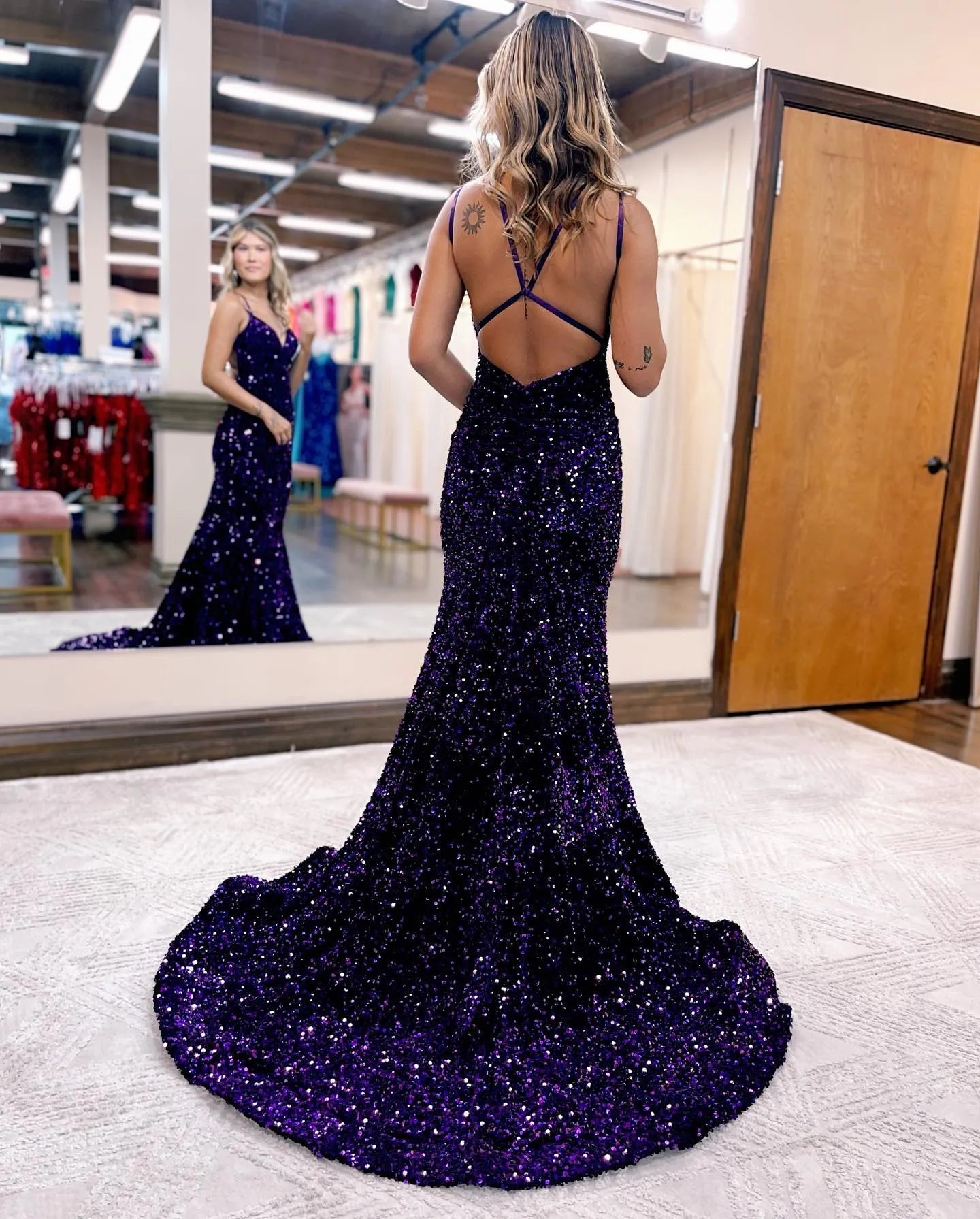 Meerjungfrau-Ballkleid mit V-Ausschnitt und Hofschleppe und Pailletten