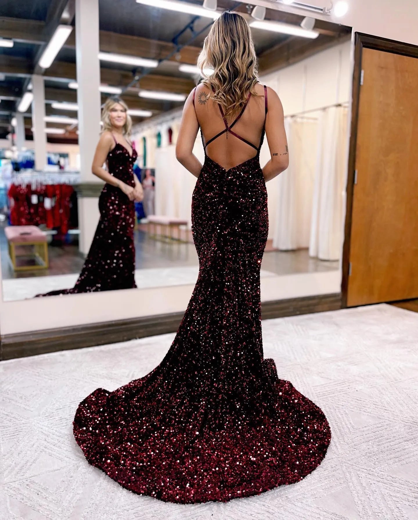 Vestido de fiesta de sirena con escote en V y cola de corte con lentejuelas