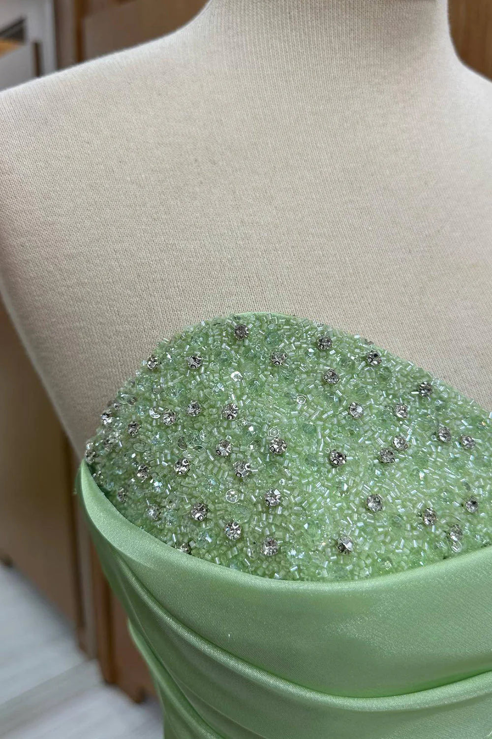 Vestido de fiesta largo con lentejuelas y escote en forma de corazón