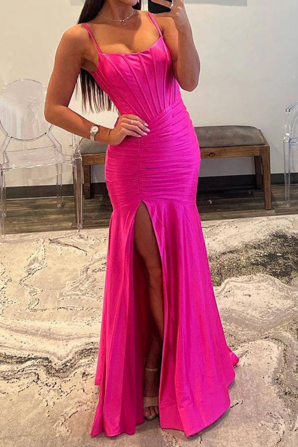 Vestido de fiesta largo de satén con tirantes finos y corte sirena