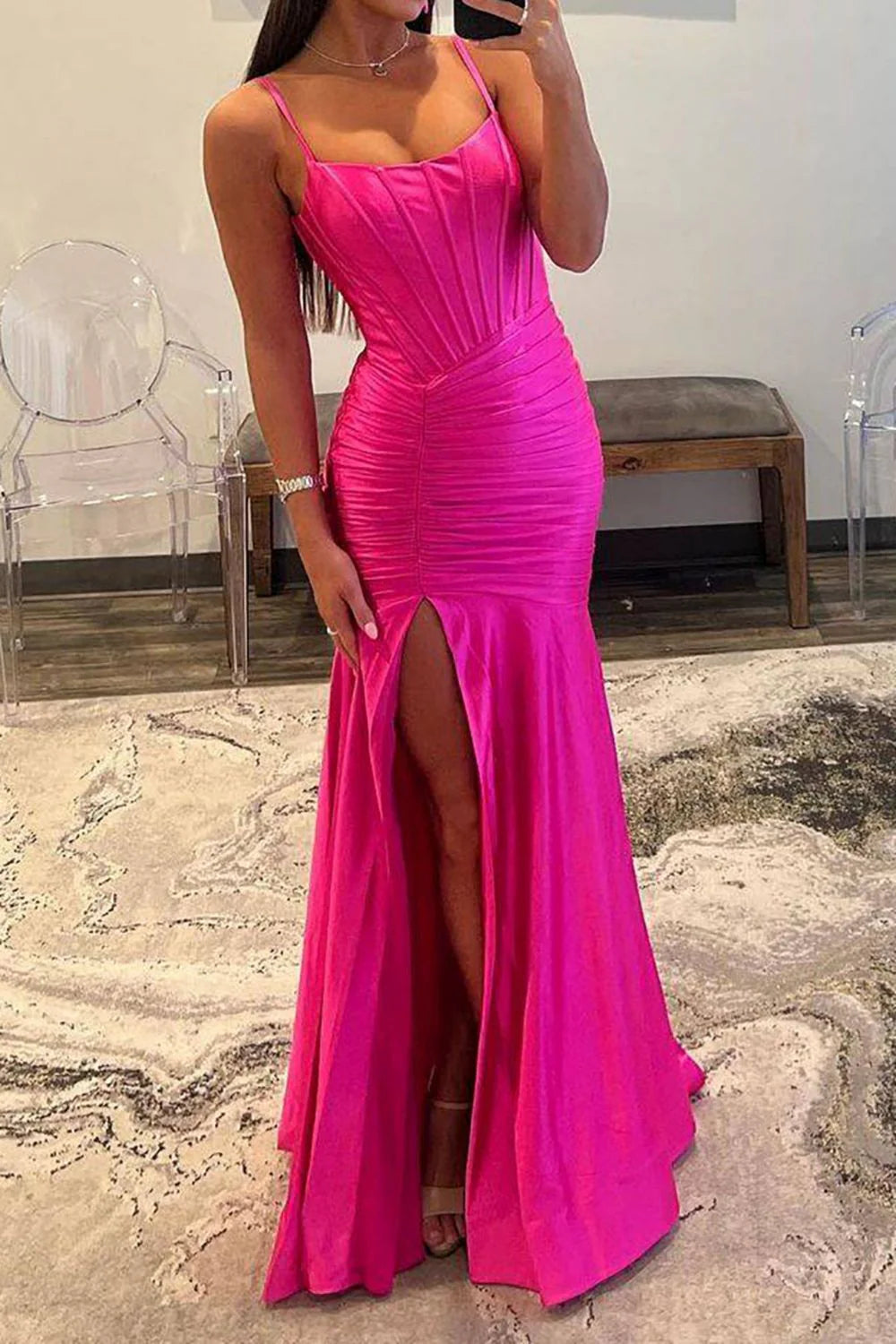 Vestido de fiesta largo de satén con tirantes finos y corte sirena