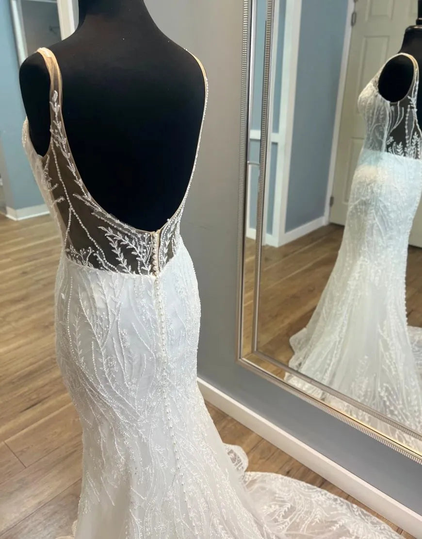 Elfenbeinfarbenes Meerjungfrau-Brautkleid mit V-Ausschnitt und Hofschleppe und offenem Rücken 