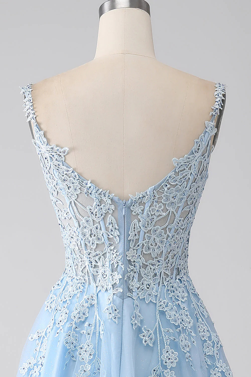 Vestido de fiesta azul claro con corsé y apliques en forma de A