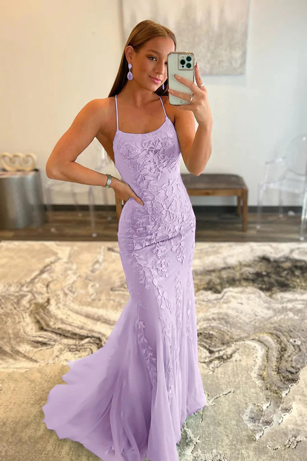 Vestido de fiesta de encaje con tirantes finos y corte sirena