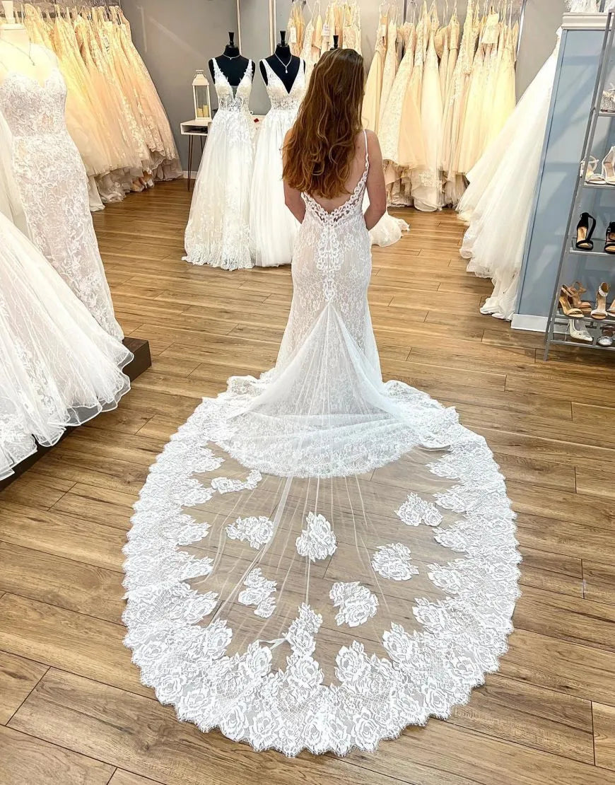 Meerjungfrau-Brautkleid mit tiefem V-Ausschnitt, Spaghettiträgern und offenem Rücken und Applikationen 