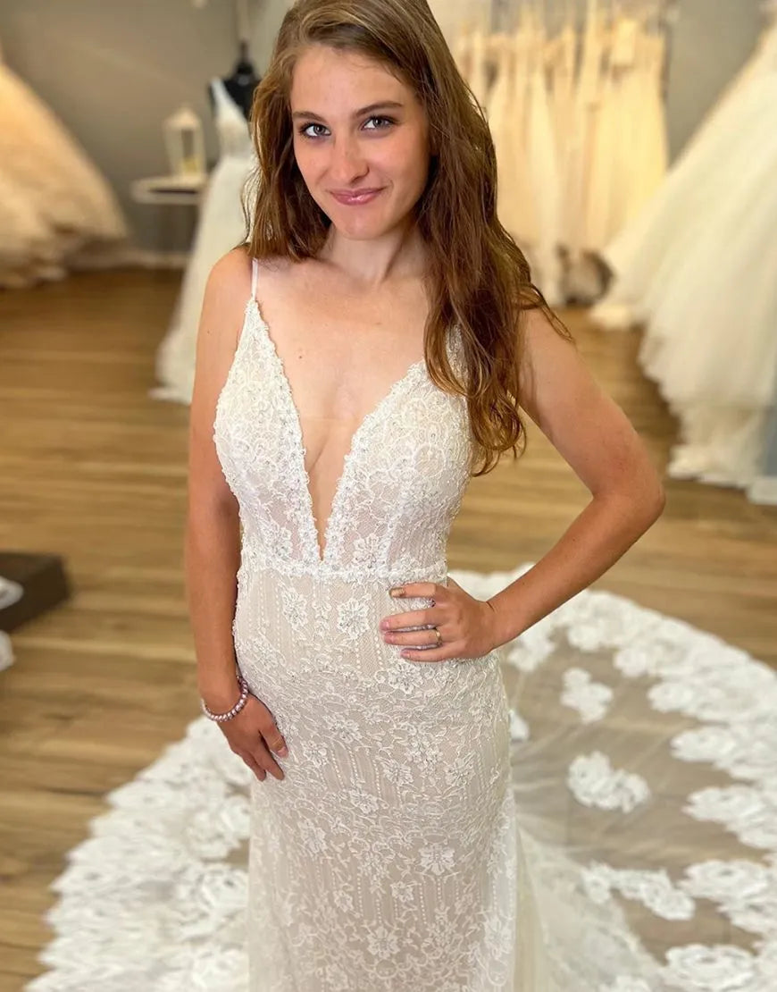 Meerjungfrau-Brautkleid mit tiefem V-Ausschnitt, Spaghettiträgern und offenem Rücken und Applikationen 