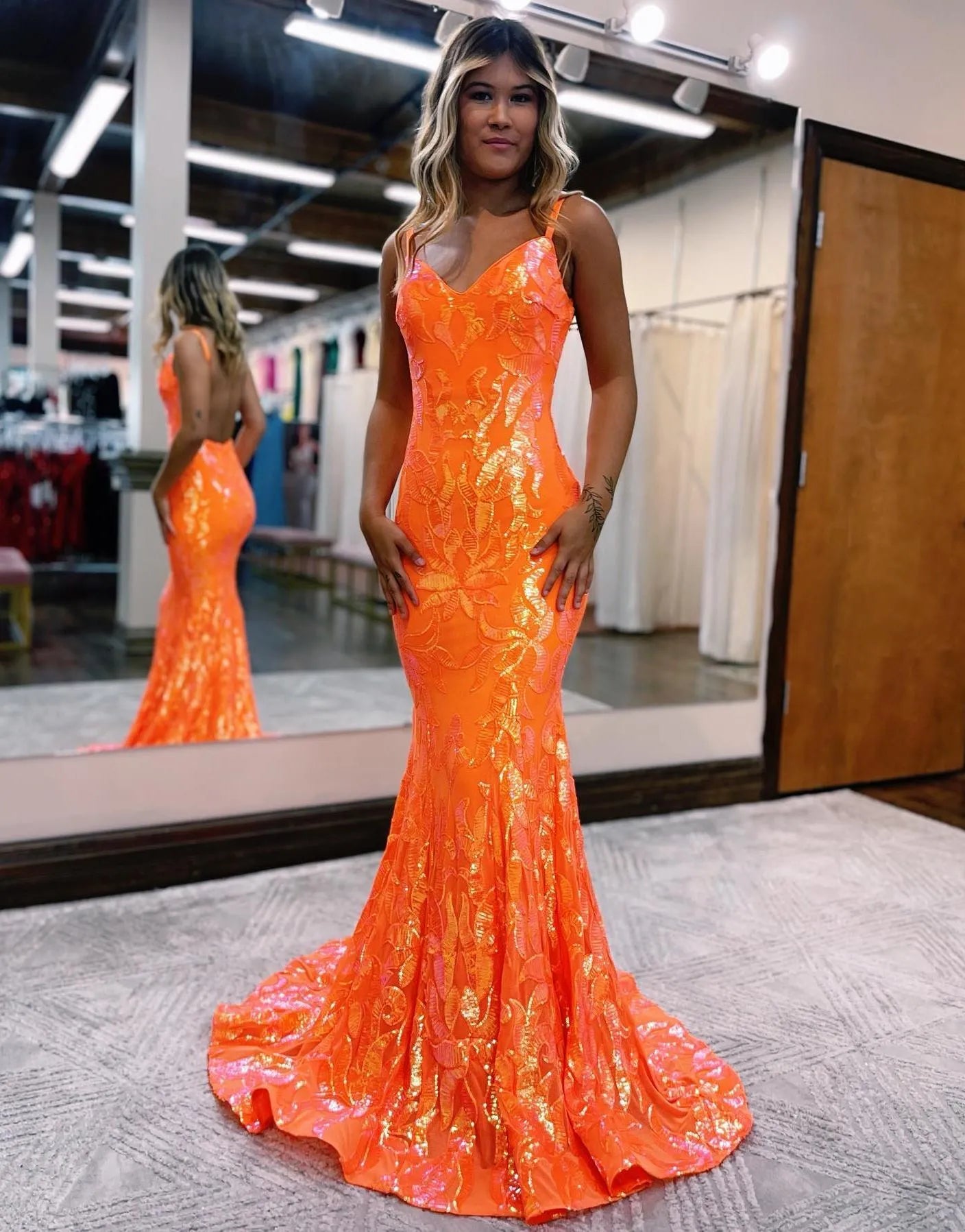 Vestido de fiesta con tirantes de sirena, espalda abierta y purpurina