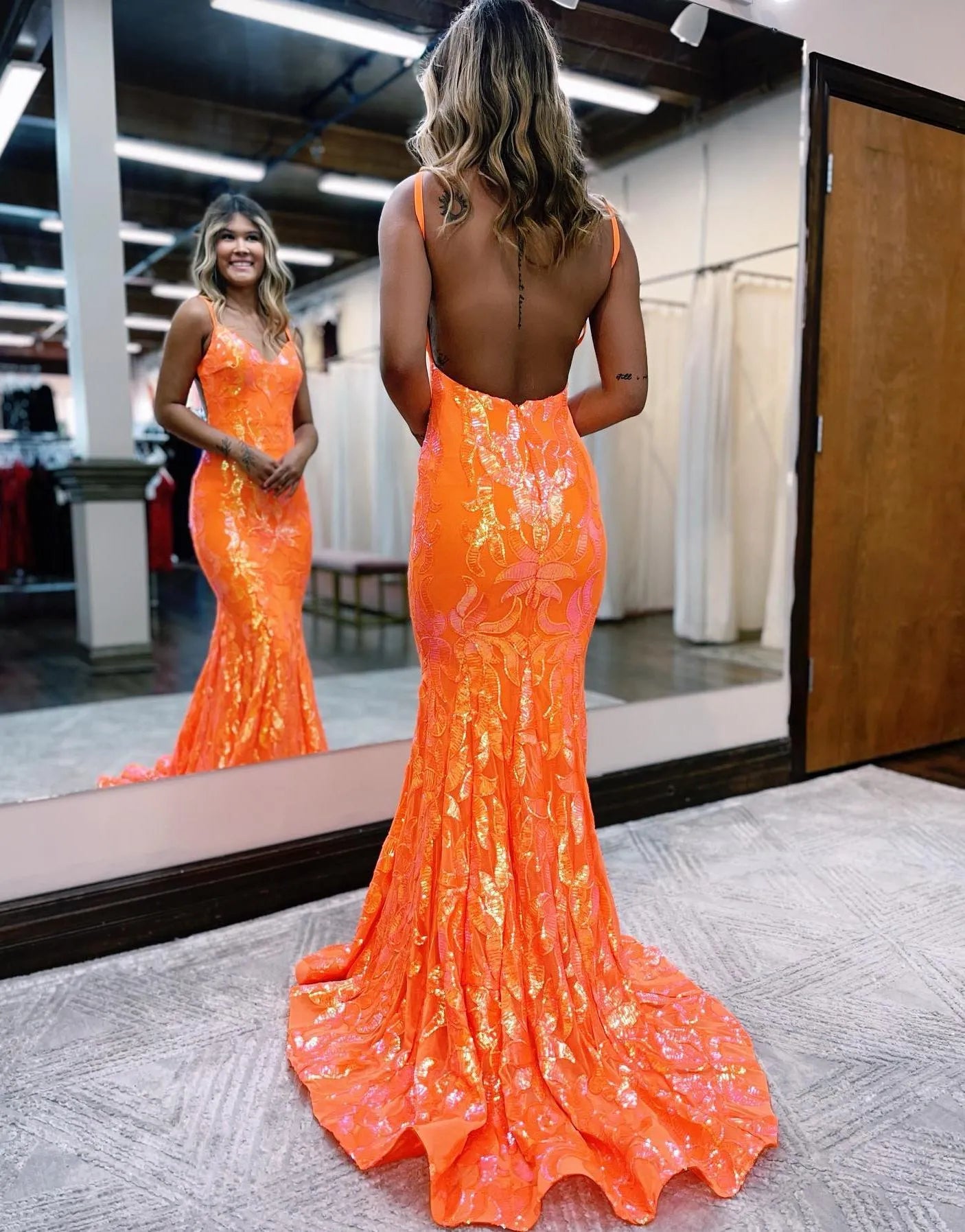 Vestido de fiesta con tirantes de sirena, espalda abierta y purpurina