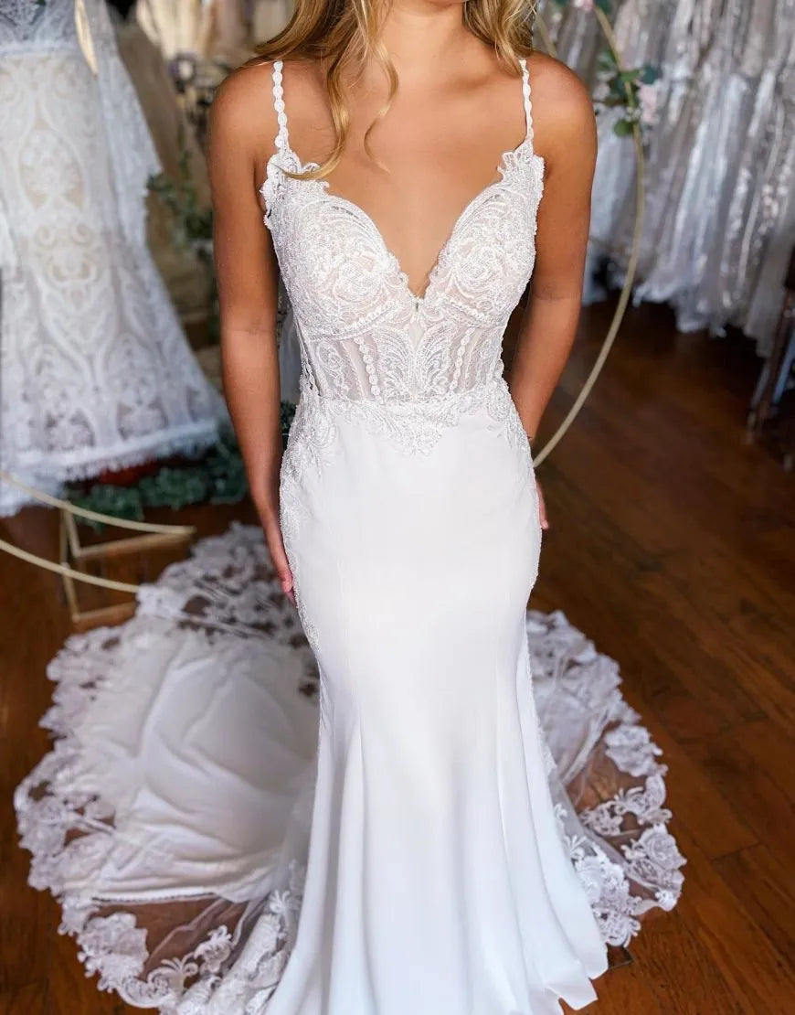 Meerjungfrau-Brautkleid aus Stretch-Satin mit Spaghettiträgern und Applikationen 